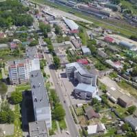 Вид с высоты: город, дома, ж/д пути, лето