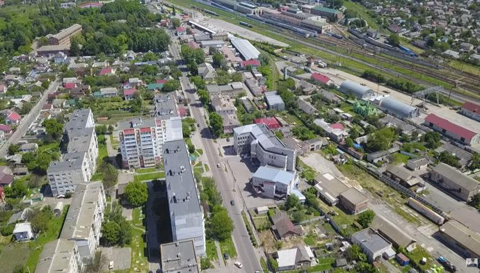 Вид с высоты: город, дома, ж/д пути, лето